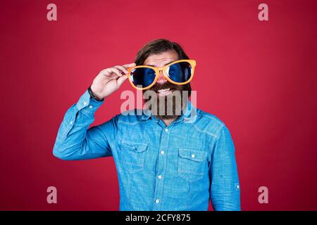 festeggia l'anniversario. festaiolo. hipster con barba e baffi che indossano occhiali. concetto di vacanza. buona vacanza. divertiti con la festa. stile maschile. Foto Stock