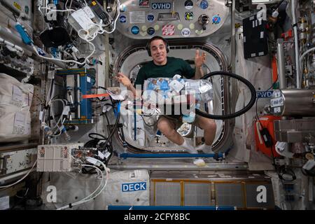 Tutti dobbiamo fare le nostre attività di pulizia, anche quando comandiamo l'equipaggio della Stazione spaziale Internazionale. Lo scorso fine settimana, l'astronauta della NASA e il comandante dell'Expedition 63 Chris Cassidy non ha fatto eccezione in quanto ha raccolto i rifiuti per lo smaltimento durante le attività di pulizia del fine settimana. NASA/UPI Foto Stock