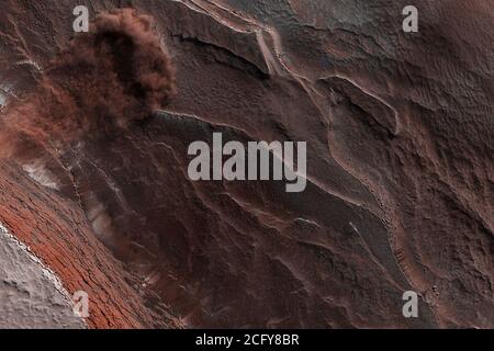 Hi-RISE, la telecamera sperimentale di Imaging Science ad alta risoluzione a bordo del Mars Reconnaissance Orbiter (MRO) della NASA, ha catturato questa valanga tuffandosi in una scogliera alta 1,640 piedi (alta 500 metri) il 29 maggio 2019. L'immagine rivela anche strati al polo nord di Marte durante la primavera. Man mano che le temperature aumentano e vaporizzano il ghiaccio, i blocchi di ghiaccio destabilizzati si sciolgono e si libera la polvere. NASA/UPI Foto Stock