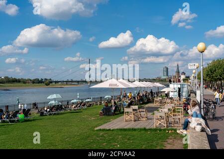 Spiaggia della città, sul retro del ponte Oberkassler Brücke, sul Reno, passeggiata sul Reno lungo la città vecchia, Düsseldorf, NRW, Germania, Foto Stock