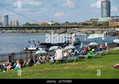 Spiaggia della città, sul retro del ponte Oberkassler Brücke, sul Reno, passeggiata sul Reno lungo la città vecchia, Düsseldorf, NRW, Germania, Foto Stock