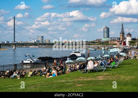 Spiaggia della città, sul retro del ponte Oberkassler Brücke, sul Reno, passeggiata sul Reno lungo la città vecchia, Düsseldorf, NRW, Germania, Foto Stock