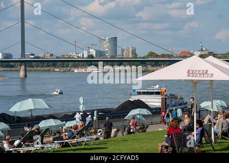 Spiaggia della città, sul retro del ponte Oberkassler Brücke, sul Reno, passeggiata sul Reno lungo la città vecchia, Düsseldorf, NRW, Germania, Foto Stock