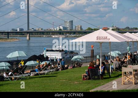 Spiaggia della città, sul retro del ponte Oberkassler Brücke, sul Reno, passeggiata sul Reno lungo la città vecchia, Düsseldorf, NRW, Germania, Foto Stock