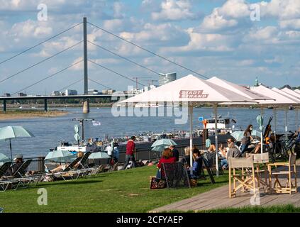 Spiaggia della città, sul retro del ponte Oberkassler Brücke, sul Reno, passeggiata sul Reno lungo la città vecchia, Düsseldorf, NRW, Germania, Foto Stock