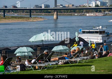 Spiaggia della città, sul retro del ponte Oberkassler Brücke, sul Reno, passeggiata sul Reno lungo la città vecchia, Düsseldorf, NRW, Germania, Foto Stock