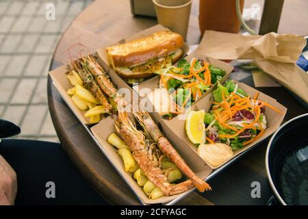 Mare cibo in scatole di carta sul tavolo. Cibo di strada Foto Stock