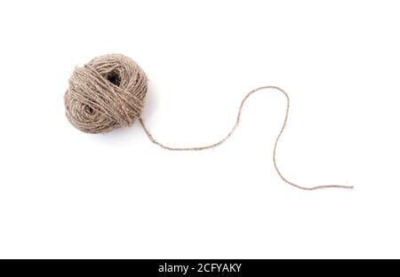 Clew o palla con corda di canapa isolata su sfondo bianco Foto Stock