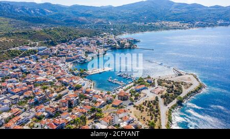 Antenna vista al tramonto di sorprendenti Neos Marmaras cityscape e distante isola della tartaruga in Grecia. Foto Stock