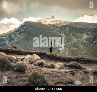 Stazione della torre di trasmissione televisiva sul picco di Costila in montagna Bucegi Romania. Paesaggio bianco e nero con nuvole sui Monti Carpazi. Un gir Foto Stock