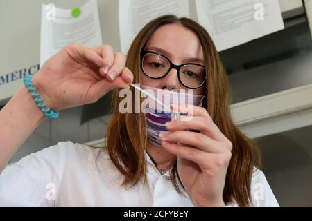 Olomouc, Repubblica Ceca. 8 settembre 2020. Un test rapido per il COVID-19, che può dimostrare il coronavirus circa un'ora dopo il prelievo del campione, è stato sviluppato presso l'Istituto di Immunologia presso la facoltà di Medicina dell'Università di Palacky a Olomouc, i rappresentanti dell'istituto hanno detto oggi, martedì 8 settembre 2020. Il test è molto importante per l'identificazione di persone infette che non hanno sintomi dell'infezione. Credit: Ludek Perina/CTK Photo/Alamy Live News Foto Stock