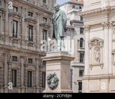 Piazza San fedele, Milano, monumento bronzeo in memoria di Alessandro Manzoni, famoso poeta e scrittore Foto Stock