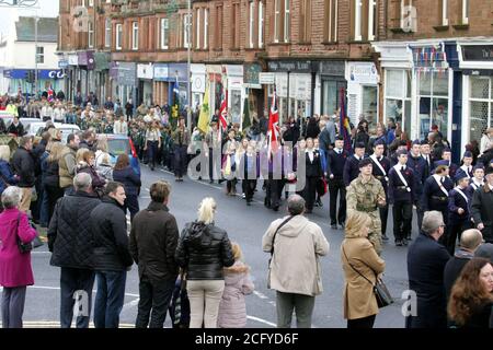 Troon, Ayrshire, Scozia, 09 Nov 2014, Domenica di memoria, posa di corone al Troon War Memorial. La sfilata si dirige verso Ayr Street mentre la folla guarda sopra Foto Stock