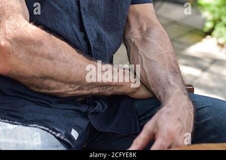 La mano pelosa degli uomini Foto Stock