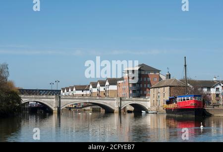 Ponte sul fiume Nene nella città cattedrale di Peterborough, Cambridgeshire, Inghilterra. Foto Stock