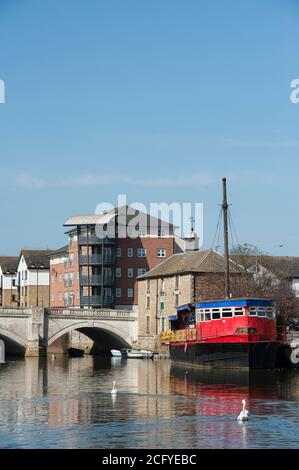 Ponte sul fiume Nene nella città cattedrale di Peterborough, Cambridgeshire, Inghilterra. Foto Stock