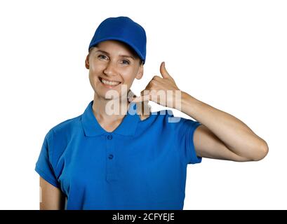 support service industry - giovane donna sorridente in uniforme blu che mostra il gesto di contatto della chiamata. isolato su sfondo bianco Foto Stock