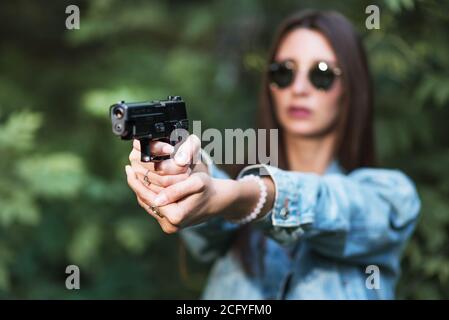 l'istruttore di tiro della ragazza prende lo scopo con una pistola al sito Foto Stock