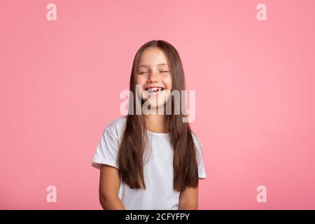 Abbia gioia, infanzia, divertimento. Capretto sorridente con bocca aperta e occhi chiusi Foto Stock