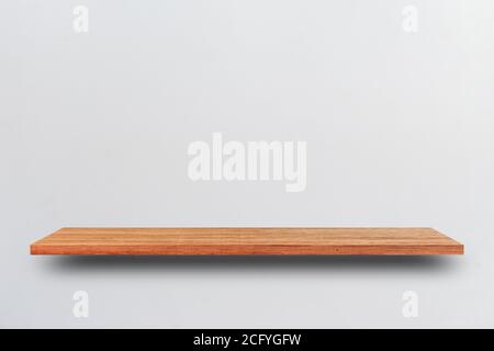 Vista frontale ripiano vuoto in legno e parete grigia. Concetto di design Foto Stock