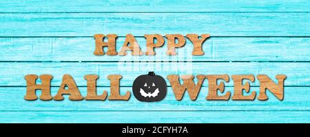 Parola Halloween fatto di lettere di legno su sfondo di legno blu. Foto Stock