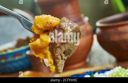 La tagine di agnello persiana, stufato scaldante, viene speziata con cannella e cumino e dolcificata con albicocche Foto Stock