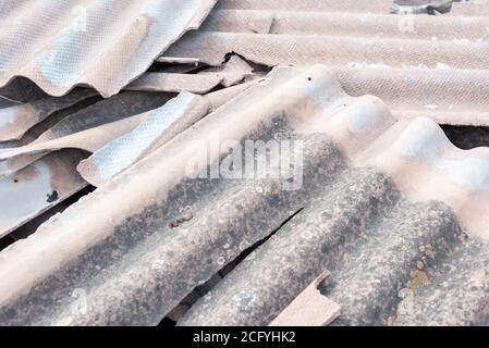 vista dall'alto della vecchia trama dell'ardesia. Lavori di riparazione del tetto. Materiale di scarto dopo la costruzione di un tetto di ardesia di una casa Foto Stock
