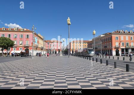 NIZZA, FRANCIA - 29 APRILE 2019: Place Massena, famosa piazza di Nizza, Costa Azzurra. Foto Stock