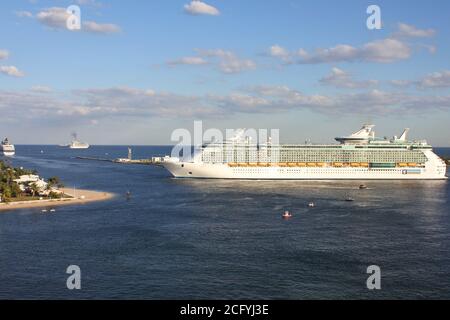 FORT LAUDERDALE, Stati Uniti d'America - 16 FEBBRAIO 2014 : la nave da crociera di lusso della libertà dei mari dei Caraibi reali veleggia via da Port Everglades in Fort Lauderdal Foto Stock