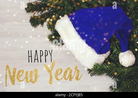 Bellissimo albero di pelliccia di Natale decorato con il giocattolo di Capodanno e il testo buon Natale e Felice Anno Nuovo. Natale 2021 sfondo Foto Stock