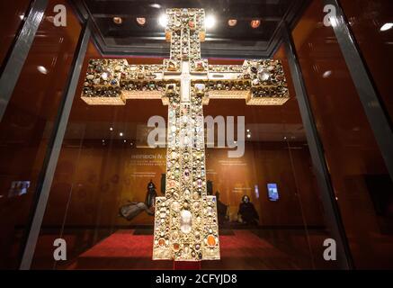 Magonza, Germania. 8 settembre 2020. La Croce di Adelheid, una croce reliquiaria (11 ° e 12 ° secolo), è in mostra nella mostra nel Landesmuseum Mainz. La mostra di storia culturale "gli imperatori e i pilastri del loro potere" (dal 9 settembre 2020 al 18 aprile 2021) è esposta nelle sale del Landesmuseum Mainz. Credit: Andreas Arnold/dpa/Alamy Live News Foto Stock