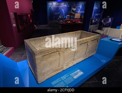 Magonza, Germania. 8 settembre 2020. Un sarcofago (seconda metà del IX secolo, sede del monastero di Lorsch) è in mostra nel Landesmuseum Mainz. La mostra culturale-storica "gli imperatori e i pilastri del loro potere" (dal 9 settembre 2020 al 18 aprile 2021) si può vedere nelle sale del Landesmuseum Mainz. Credit: Andreas Arnold/dpa/Alamy Live News Foto Stock