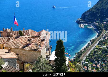 Eze, città medievale in Costa Azzurra, Francia. Vista della costa dalla cima del villaggio. Foto Stock