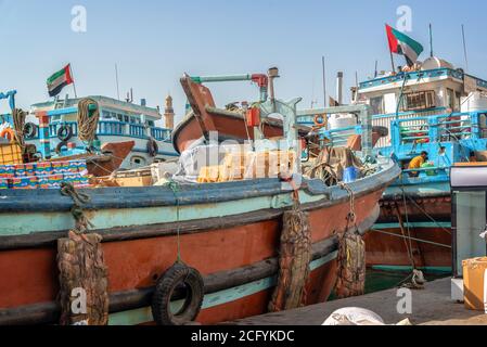 Dhow di legno imbarcazioni da carico caricato con materiale promozionale sul Torrente di Dubai Emirati Arabi Uniti Foto Stock