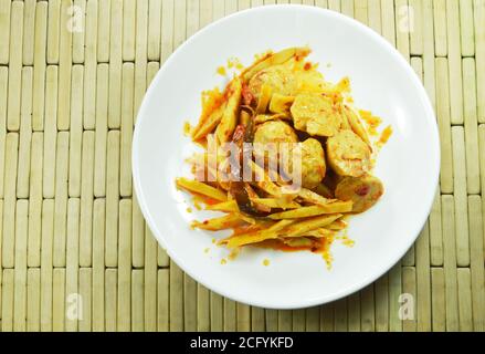 piccante mescolare il bambù fritto sparare con curry palla di maiale sopra piastra Foto Stock
