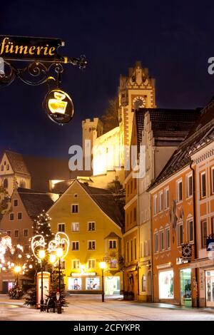 Vista invernale della Piazza del mercato con Hohes Schloss che incombe sulla città bavarese di Füssen, Germania Foto Stock