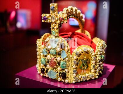 Magonza, Germania. 8 settembre 2020. Una replica della corona imperiale del 10 ° secolo può essere visto nella mostra nel Landesmuseum Mainz. La mostra culturale-storica "gli imperatori e i pilastri del loro potere" (dal 9 settembre 2020 al 18 aprile 2021) si può vedere nelle sale del Landesmuseum Mainz. Credit: Andreas Arnold/dpa/Alamy Live News Foto Stock