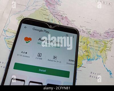 DISTRETTO KATNI, INDIA - 04 MAGGIO 2020: Applicazione aarogya setu android app presentata su isolare smartphone per la consapevolezza digitale della salute. Foto Stock