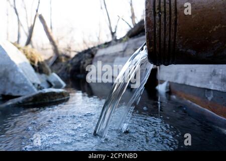 Fonte naturale di acqua pulita. L'acqua più pura e sana Foto stock - Alamy