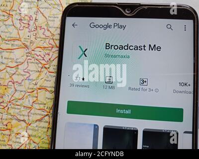 DISTRICT KATNI, INDIA - 04 MAGGIO 2020: Software applicativo broadcast Me visualizzato sullo schermo dello smartphone isolato. Foto Stock