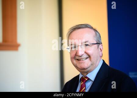 Magonza, Germania. 8 settembre 2020. Il Prof. Dr. Bernd Schneidmüller, direttore scientifico della mostra, si trova nel Landesmuseum. La mostra culturale-storica "gli imperatori e i pilastri del loro potere" (dal 9 settembre 2020 al 18 aprile 2021) si può vedere nelle sale del Landesmuseum Mainz. Credit: Andreas Arnold/dpa/Alamy Live News Foto Stock