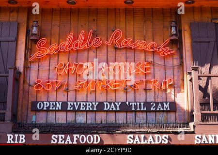 Cartello al neon Saddle Ranch Chop House and Bakery, 8371 Sunset Boulevard, West Hollywood, Los Angeles, California, USA Foto Stock