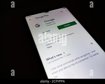 DISTRICT KATNI, INDIA - 04 MAGGIO 2020: Software applicativo Google app visualizzato sullo schermo dello smartphone isolato. Foto Stock