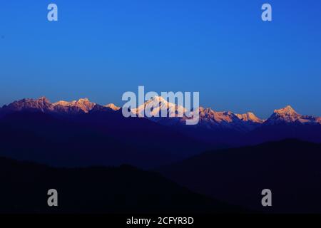 Vista del Monte Kanchenjunga con i primi raggi di sole che cadono Su di esso come visto dalla cima Hanuman in Gantok Sikkim India Foto Stock