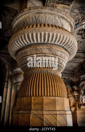 Colonne di pietra di Badami con antica architettura indiana. Foto Stock