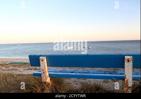 Una panchina blu vuota di fronte all'oceano atlantico in francese Bretagna Foto Stock