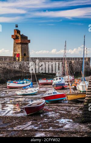 Barche ormeggiate nel porto di Lynmouth nel Devon. Foto Stock