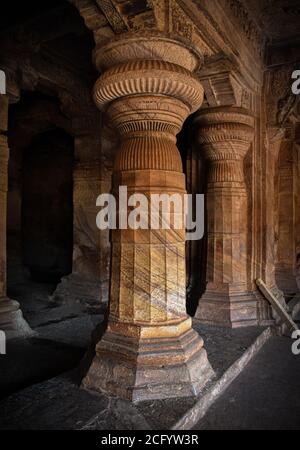 Colonne di pietra di Badami con antica architettura indiana. Foto Stock