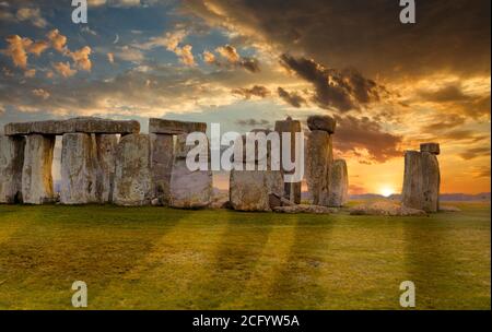 Tramonto magico al monumento preistorico di Stonehenge, Regno Unito Foto Stock