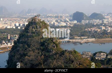 Monte Diecai a Guilin, provincia di Guangxi, Cina. La cima del Monte Diecai con un sentiero che conduce al padiglione in cima. Guilin e il fiume li dietro. Foto Stock